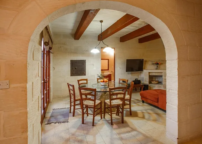 5 Bedroom Farmhouse With Private Pool & Views