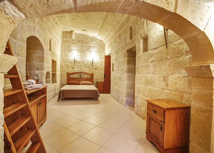 5 Bedroom Farmhouse With Private Pool & Views