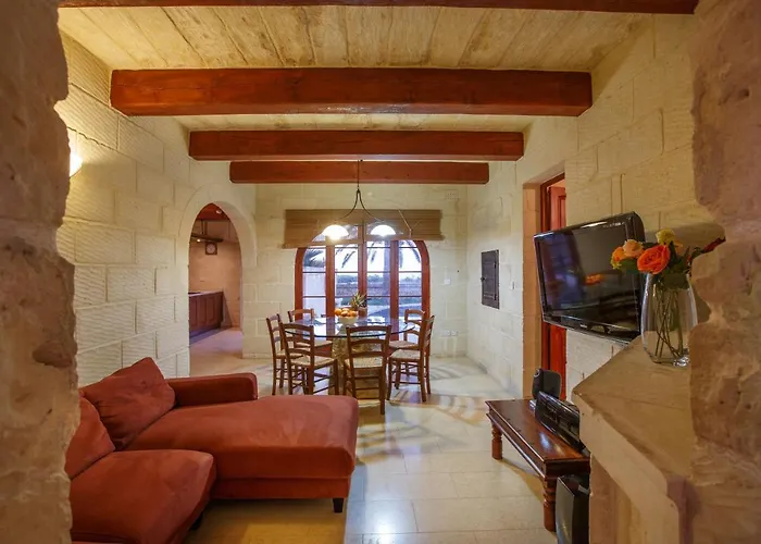 5 Bedroom Farmhouse With Private Pool & Views