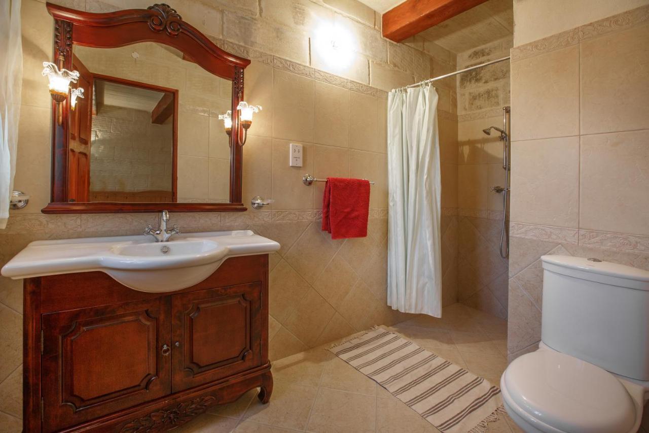 5 Bedroom With Private Pool & Views Casa vacanze Għarb