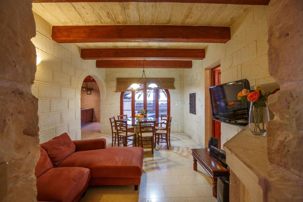Nyaraló 5 Bedroom With Private Pool & Views Għarb