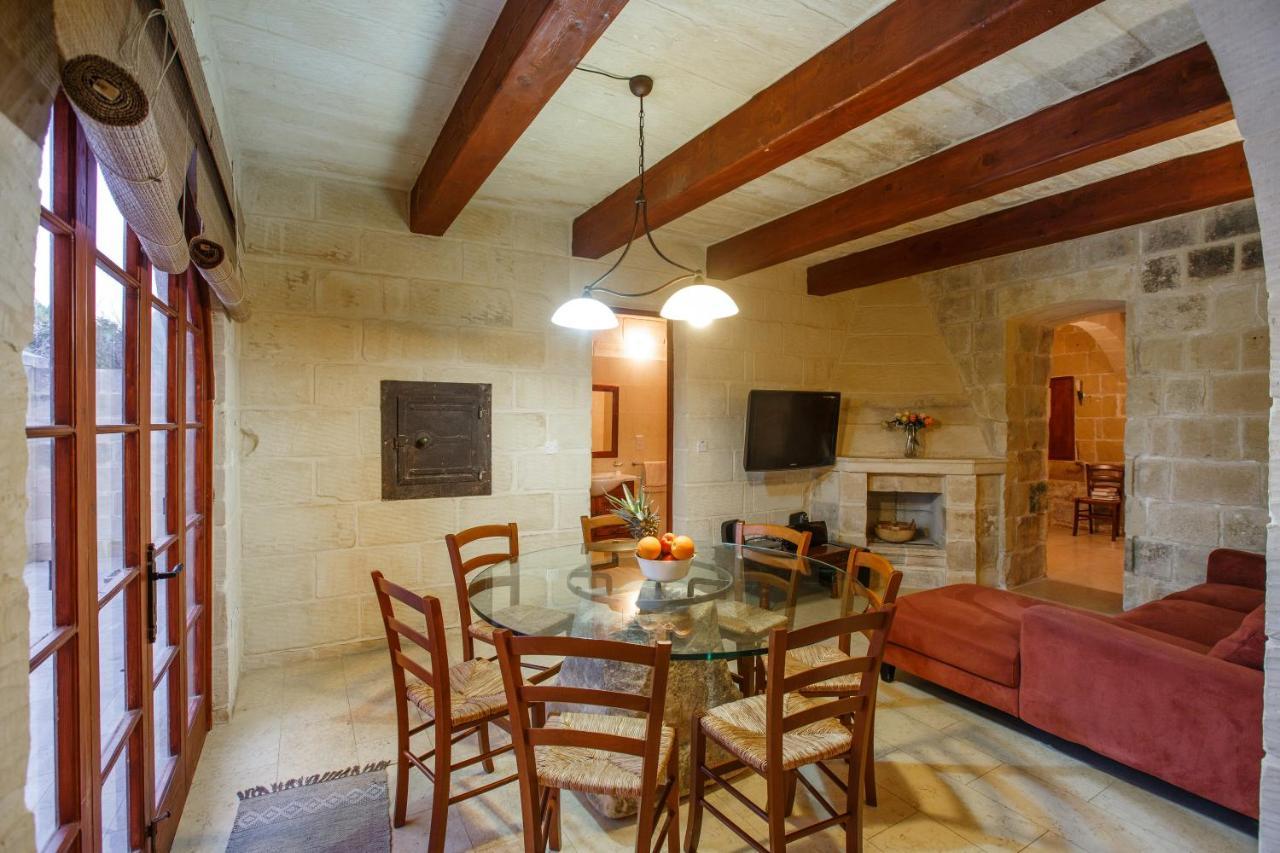 5 Bedroom With Private Pool & Views Nyaraló Għarb