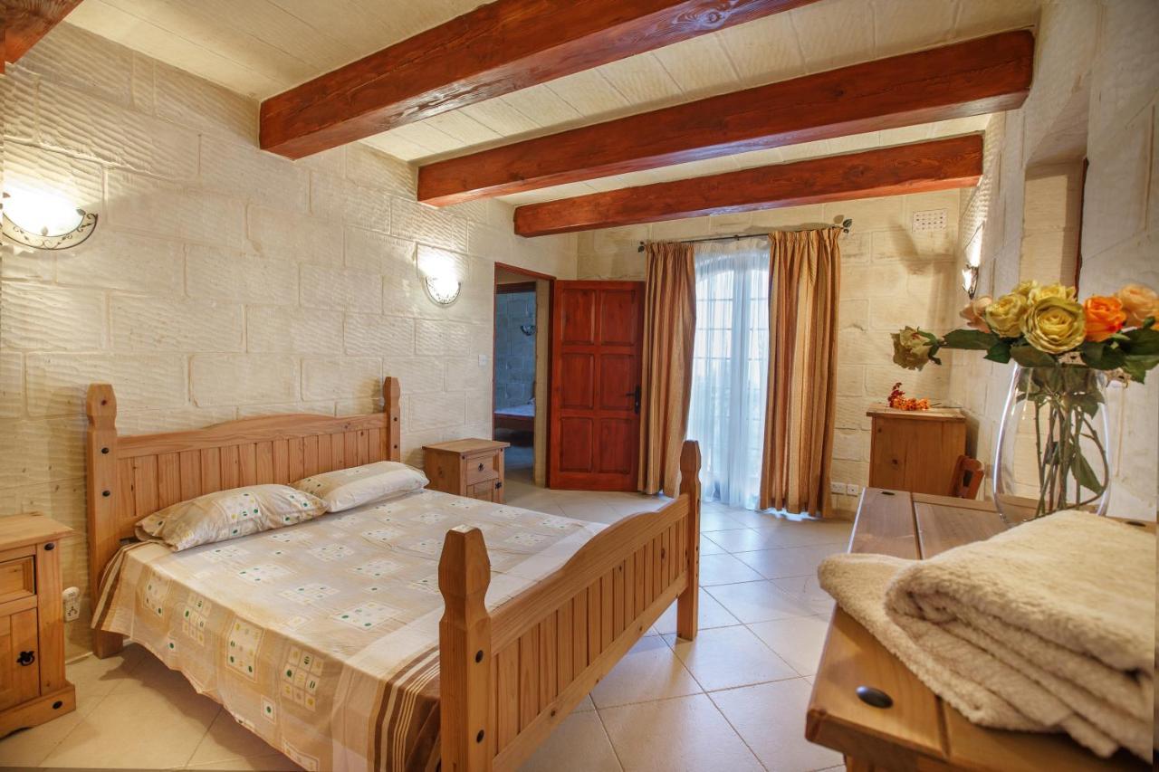 5 Bedroom With Private Pool & Views Għarb