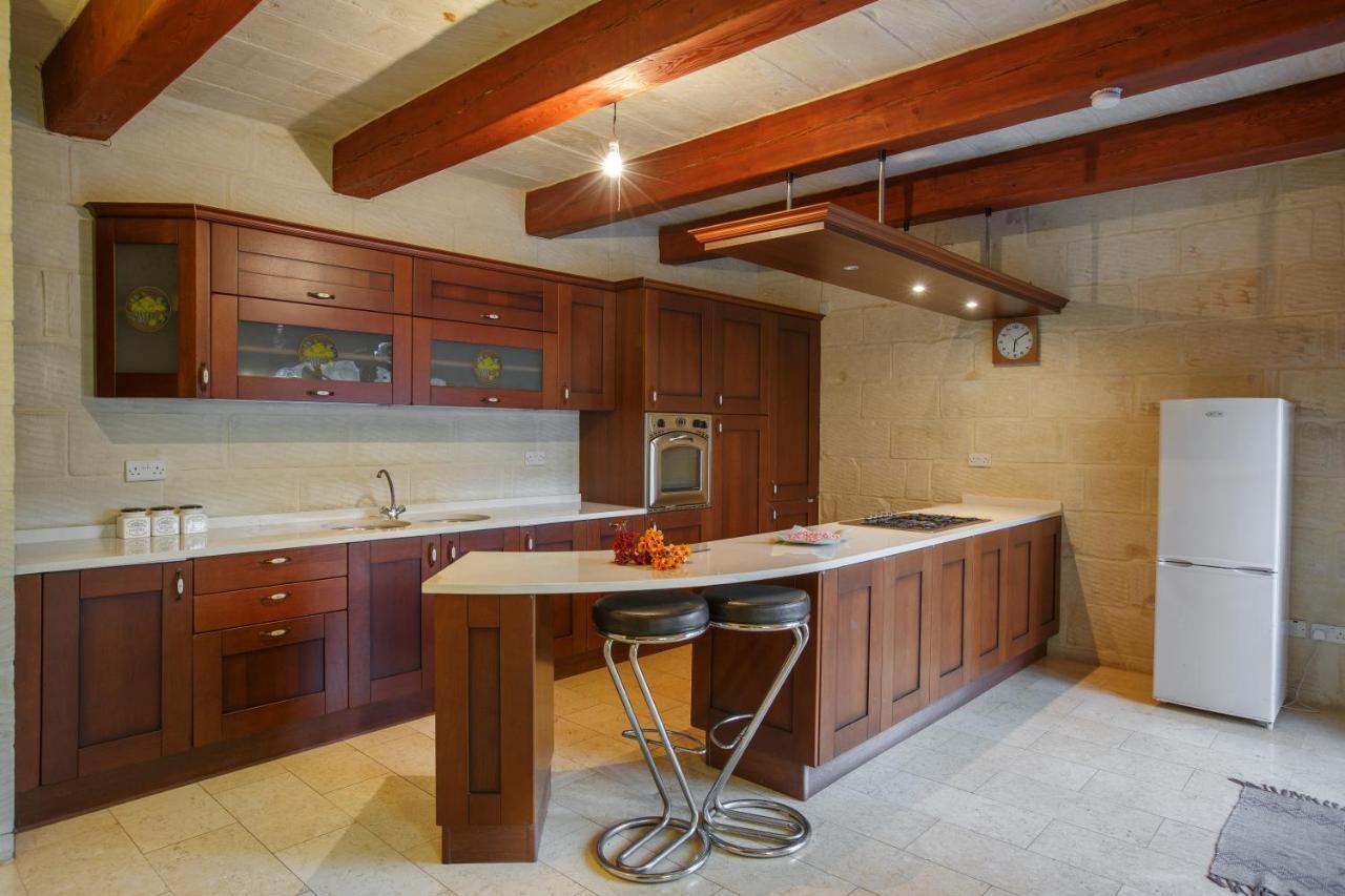 5 Bedroom With Private Pool & Views * Għarb