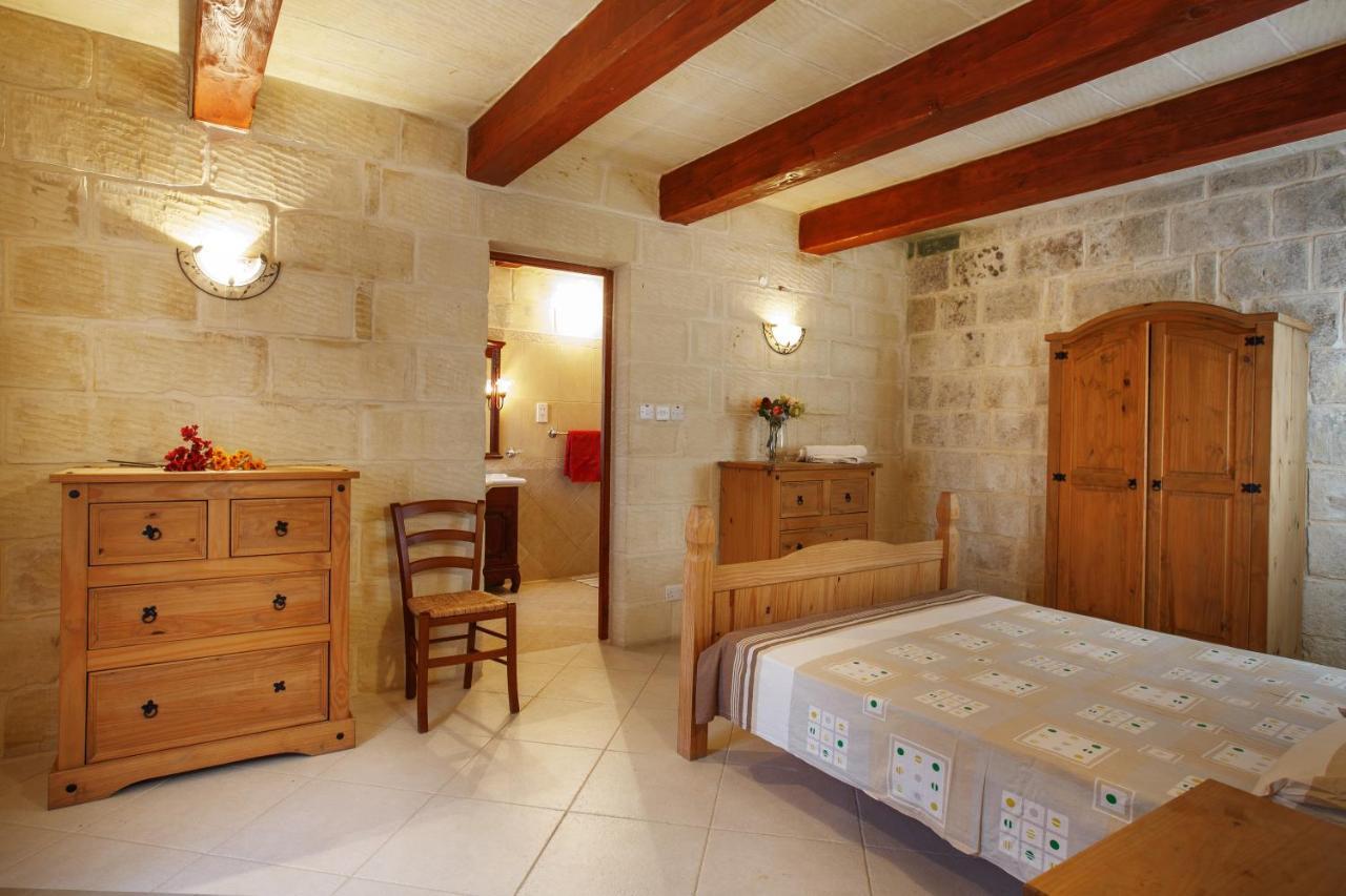 5 Bedroom With Private Pool & Views * Għarb