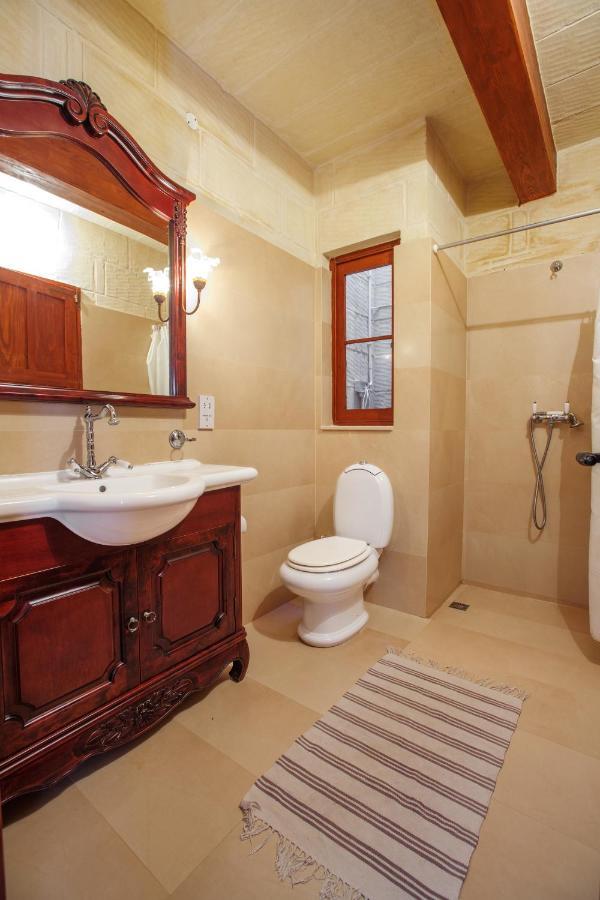 5 Bedroom With Private Pool & Views Nyaraló Għarb