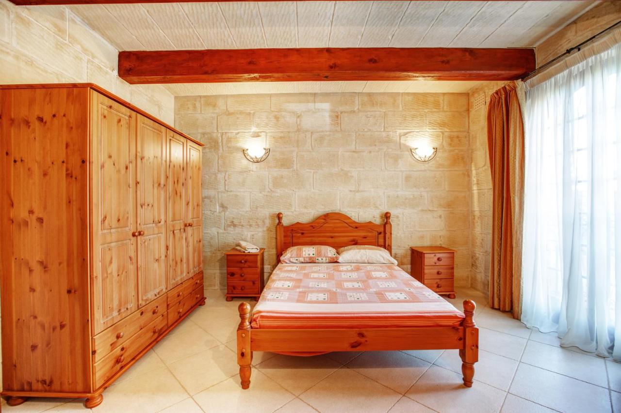5 Bedroom With Private Pool & Views * Għarb