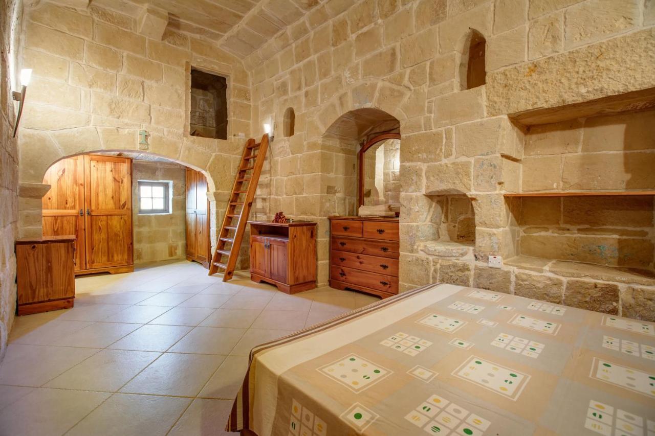 Nyaraló 5 Bedroom With Private Pool & Views Għarb