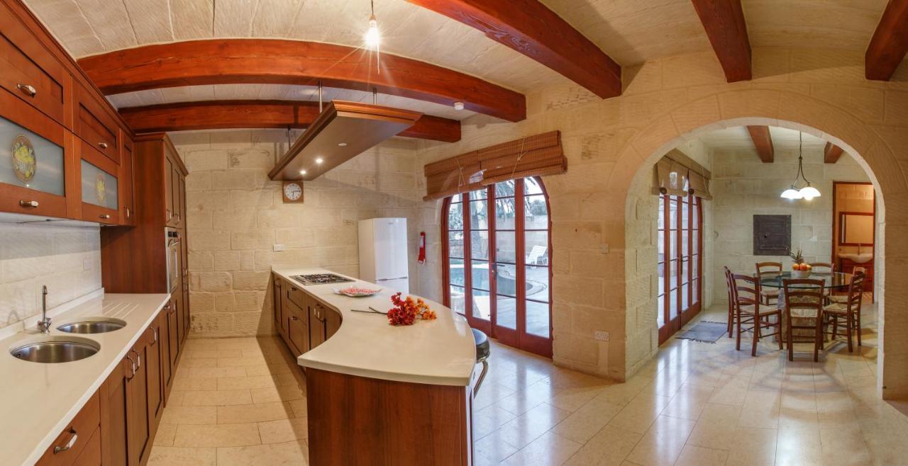 5 Bedroom With Private Pool & Views Għarb
